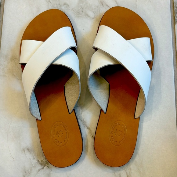 Brooks Brothers Red Fleece Soft Leather Sandals - Picture 3 of 3